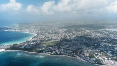 Deniz, at yarışı pisti, Bridgetown, Barbados 'ta yatları olan kıyı manzarası.