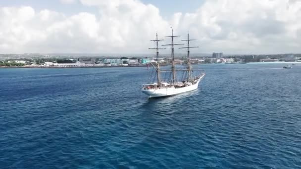 Дрони підіймаються над білим кораблем у морі біля узбережжя Бриджтауна (Барбадос). — стокове відео