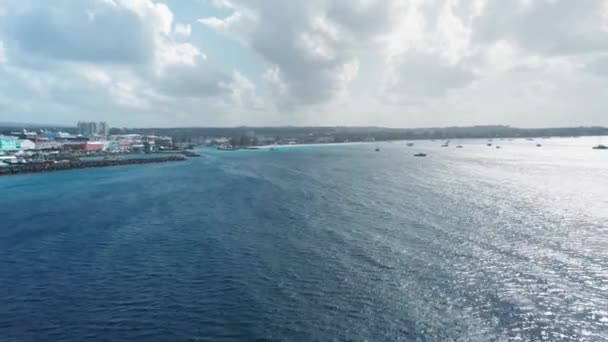 Drönare bilder av lugnt hav, yacht och stranden i Bridgetown, Barbados — Stockvideo