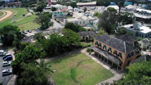 Widok z lotu ptaka na samochód, drzewa i dach George Washington House w Bridgetown, Barbados — Wideo stockowe