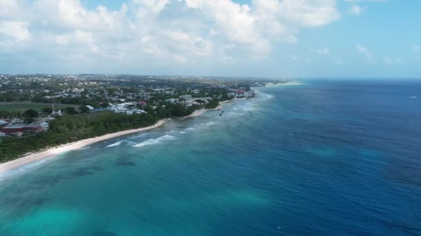 Drone captura ondas de mar macio e praia branca em Bridgetown, Barbados — Vídeo de Stock