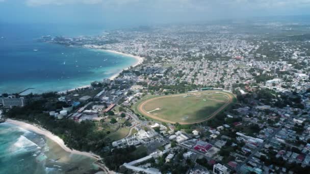 Blick aus der Vogelperspektive auf das Reiterfeld in der Nähe des Meeres in Bridgetown, Barbados — Stockvideo