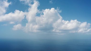 Bridgetown, Barbados yakınlarındaki yatlarla denizin üzerindeki bulutların panoramik hava görüntüsü.