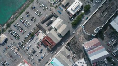 Çatıların, arabaların, denizin, rıhtımın ve Bridgetown, Barbados 'taki birçok yatın tepeden tırnağa manzarası.