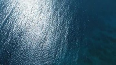 Denize açılan bir teknenin ve Bridgetown, Barbados yakınlarındaki kusursuz mavi denizin yukarıdan görüntüsü.