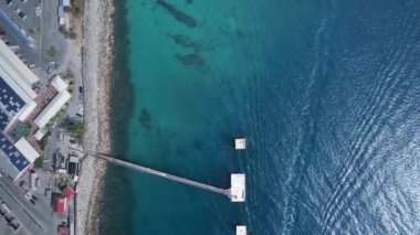Çakıl taşı sahili, balıkçı iskelesi ve Bridgetown, Barbados yakınlarındaki kusursuz mavi deniz.