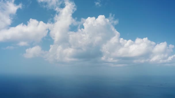 Πανοραμική εναέρια άποψη των νεφών πάνω από τη θάλασσα με γιοτ κοντά Bridgetown, Μπαρμπάντος — Αρχείο Βίντεο