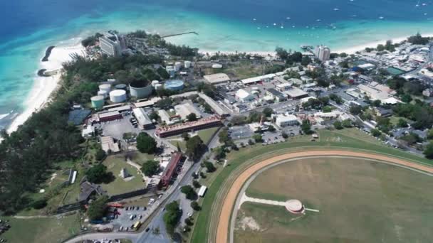 Drone przechwytuje część miasta na wybrzeżu i Garrison Savannah tor wyścigowy w Bridgetown, Barbados — Wideo stockowe