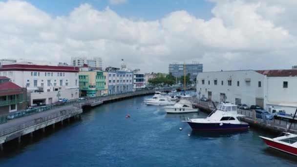 Kamera lotnicza drona porusza się wzdłuż rzeki Konstytucji z jachtami w Bridgetown, Barbados — Wideo stockowe