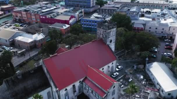 Drone aérien capture l'architecture coloniale et le trafic routier à Bridgetown, Barbade — Video