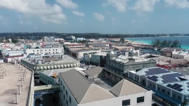 Drone shot tetti, pannelli solari e architettura coloniale di Bridgetown, Barbados — Video Stock