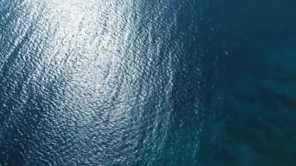 Blick aus der Vogelperspektive auf ein Boot beim Segeln und das makellose blaue Meer in der Nähe von Bridgetown, Barbados — Stockvideo