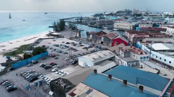 Widok z lotu ptaka na duży parking z samochodami, dachami, zatoką z jachtem i statkami w Bridgetown, Barbados — Wideo stockowe