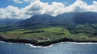 Liamiuga Dağı 'nın havadan çekilmiş görüntüleri tropikal ormanlar ve Saint Kitts ve Nevis yerleşimleriyle kaplıydı.