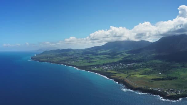 Paisaje aéreo de un mar azul y una isla verde con una costa negra y el Monte Liamiuga en Saint Kitts y Nevis — Vídeo de stock