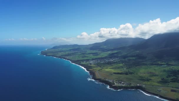 Widok z lotu ptaka na wyspę morską i górę Liamiuga pokrytą lasami górskimi w Saint Kitts i Nevis — Wideo stockowe
