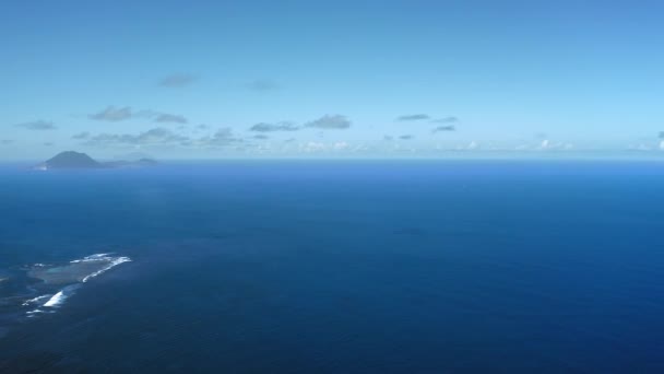 Panorama aérien de la mer azur et de l'ombre de la montagne au loin à Saint-Kitts-et-Nevis — Video