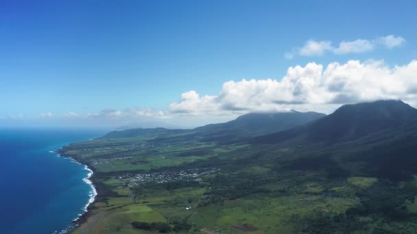 Lotnicze drony gór w chmurach i gęsty zielony las na wybrzeżu Saint Kitts i Nevis — Wideo stockowe