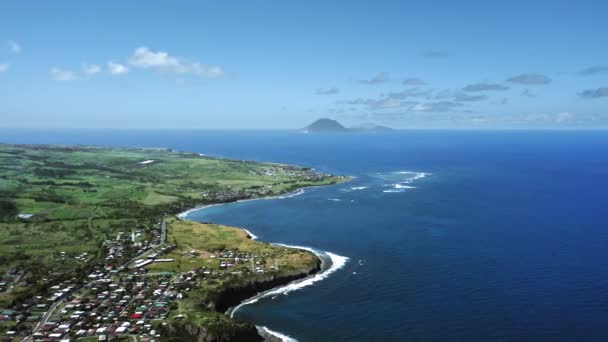 Drone kamera fångar staden på, havet och berget vid horisonten i Saint Kitts och Nevis — Stockvideo