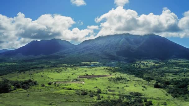 Luchtbeelden van de berg Liamiuga en het onderste deel van het eiland met planten in Saint Kitts en Nevis — Stockvideo