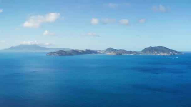 セントキッツ島とネビス島の山岳島を航海する2隻のヨットの空中カメラ映像 — ストック動画