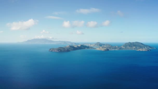 Luftdrohne schießt Blick auf bergige Inseln im blauen Meer an einem sonnigen Tag in St. Kitts und Nevis — Stockvideo