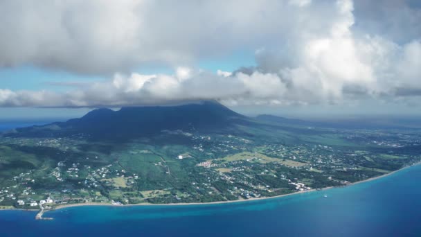 Drohnen-Kamera zoomt Nevis Peak mit der Stadt an der Küste in St. Kitts und Nevis — Stockvideo