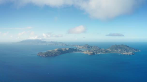 Légi felvétel hegyvidéki szigetekről végtelen kék tengerrel körülvéve Saint Kitts-ben és Nevis-ben — Stock videók