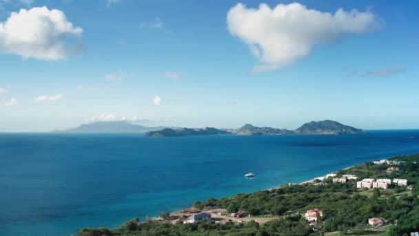 Drone kamera rögzít egy fehér jacht előtt egy város esőerdő Saint Kitts és Nevis — Stock videók