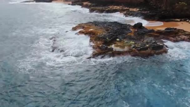 Flygfoto av havsvågor som sköljer över stenavsatsen nära kusten vid Kauai, Hawaii, USA — Stockvideo