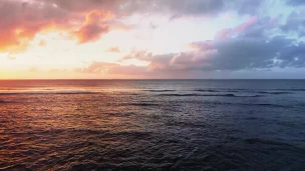 Imágenes aéreas de las tormentosas olas poco profundas del océano en Kauai, Hawaii, EE.UU. — Vídeo de stock