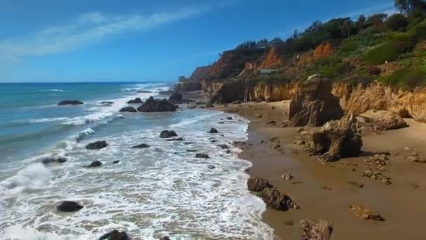 Légi kamera mozgó sziklák és habzó hullámok El Matador Beach Malibu, Califronia, USA — Stock videók