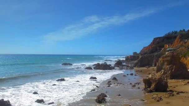 Повітряні постріли на березі океану на пляжі Ель - Матадор у Малібу (Калібру, США). — стокове відео