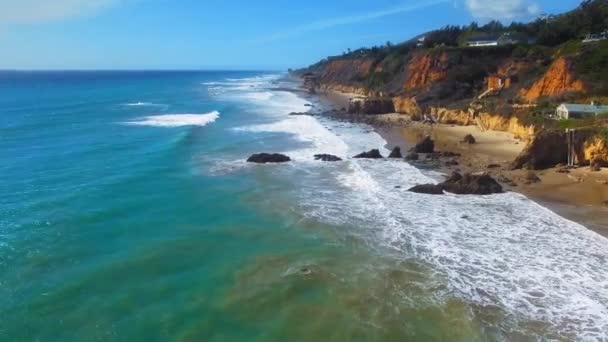 Drohnenkamera bewegt sich bei sonnigem Wetter in der Nähe des El Matador Beach, Malibu, Kalifornien, USA — Stockvideo