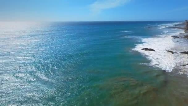 Повітряний постріл з блакитної хвилі океану на пляжі Ель - Матадор - Біч - Малібу, Каліберія, США. — стокове відео
