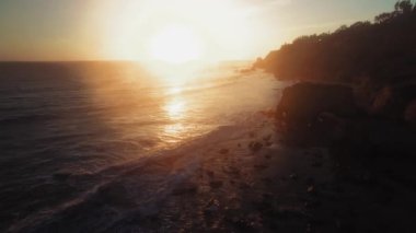 El Matador Beach, Malibu, Califronia, ABD 'deki kumlu okyanus kıyısındaki dev kayanın hava görüntüsü.