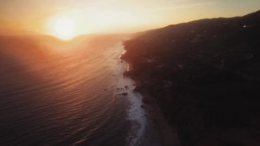 Akşamları, Malibu, Califronia, ABD 'deki El Matador Plajı' nda kararmış okyanus kenarının kuş gözü görüntüleri.