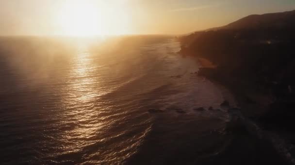 Птахи бачать океанські хвилі і сонячний шлях увечері на пляжі Ель - Матадор, Малібу, Каліберія, США. — стокове відео