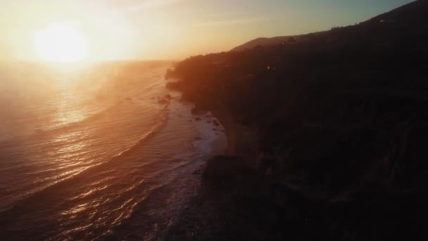 Дронові кадри бризкоподібної поверхні океану і берега в Ель Матадор Біч, Малібу, Каліберія, США — стокове відео