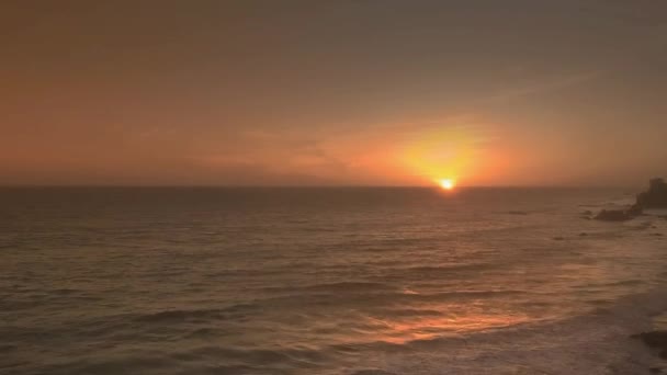 Повітряні кадри хвилястих хвиль і захід сонця на горизонті біля пляжу Ель - Матадор, Малібу, Каліберія, США. — стокове відео