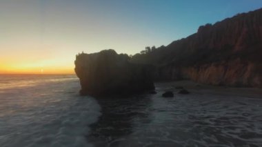 El Matador Beach, Malibu, Califronia, ABD 'deki okyanus dalgalarındaki küçük kayaların hava görüntüleri.