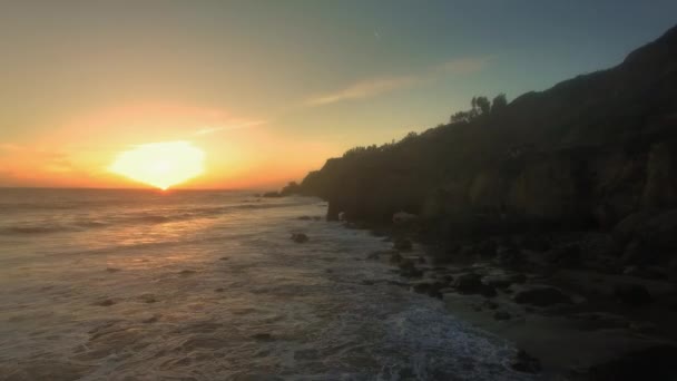 Повітряний постріл пінявих хвиль бився на березі в Ель Матадор Біч, Малібу, Каліберія, США — стокове відео