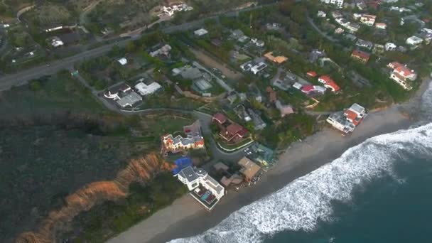 Vista aérea aérea de las casas de playa y la carretera cerca de Playa El Matador, Malibú, Califronia, EE.UU. — Vídeo de stock
