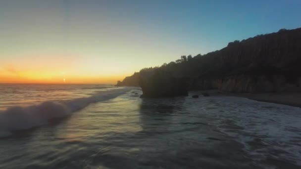 Дрони на набережній і скелі вранці на пляжі Ель-Матадор, Малібу, Каліберія, США — стокове відео