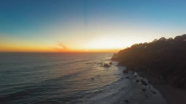 Imágenes de aviones no tripulados de olas espumosas en la orilla arenosa de la playa de El Matador, Malibú, Califronia, Estados Unidos — Vídeos de Stock