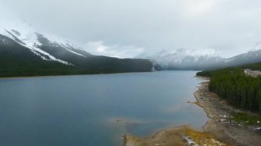 Kanada Alberta 'daki karlı dağların eteklerindeki ayna püskürtme göllerinin kuş bakışı görüntüsü 