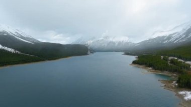 İnsansız hava aracı, Kanada Alberta 'daki dağların yakınındaki Sprey Gölleri Barajı' nın mükemmel bir manzarasını gösteriyor.
