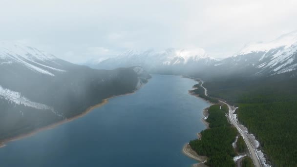 Ilmavideomateriaalissa näkyy kevyttä sumua Spray Lakesin tekojärven yllä Albertassa, Kanadassa — kuvapankkivideo