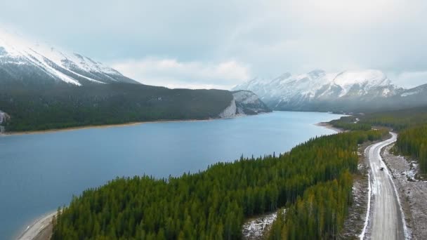 Riprese aeree della natura maestosa con montagne innevate, immenso lago e foresta primaverile — Video Stock