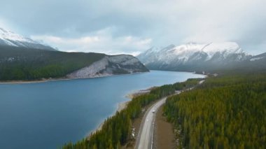Kanada Alberta 'daki Sprey Gölleri Barajı' nın yakınındaki orman yolunun hava görüntüleri.
